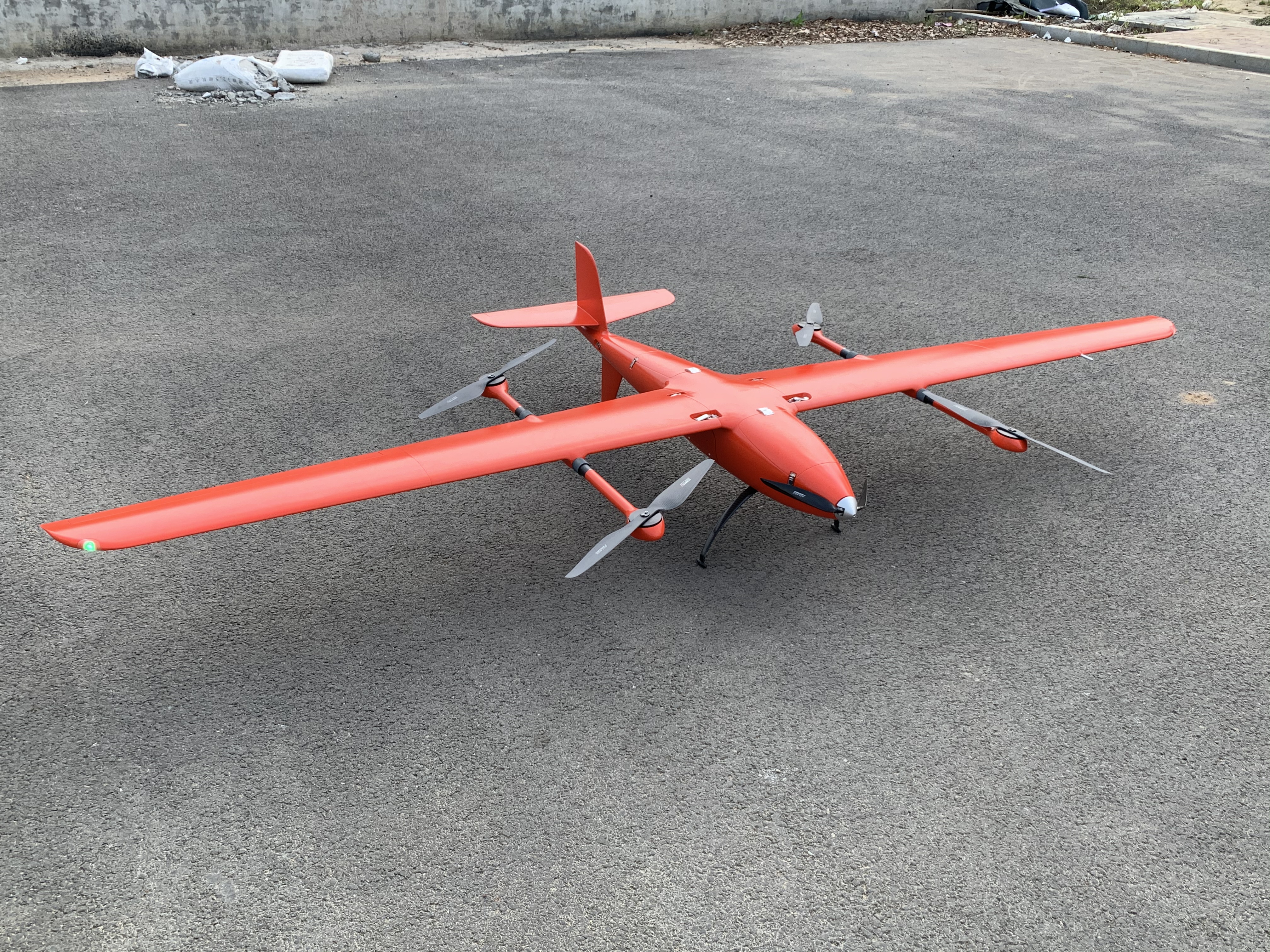 大飛機(jī)航攝(左)<a href='http://m.dd1a.com/typearticle/330-1.html' target='_blank' title='無(wú)人機(jī)航攝'><strong>無(wú)人機(jī)航攝</strong></a>(右)